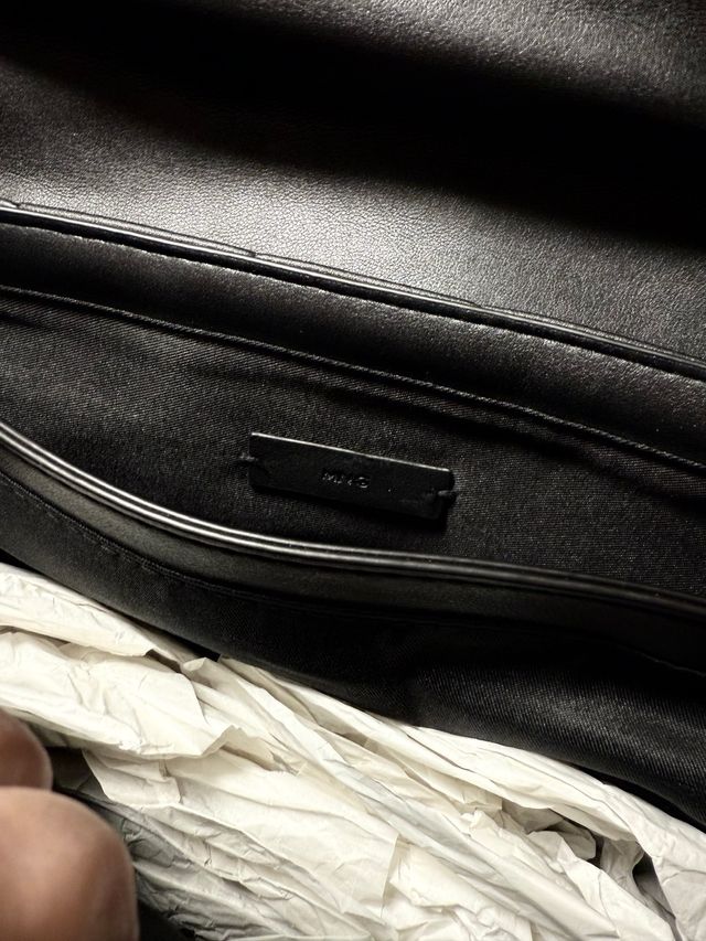 Bolso negro acolchado con cadena dorada