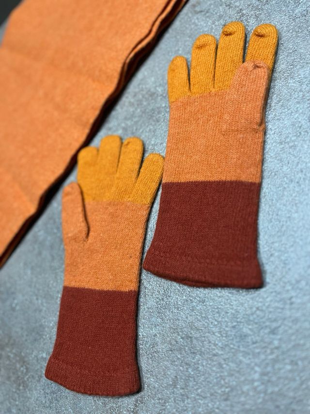 Set sciarpa e guanti arancioni