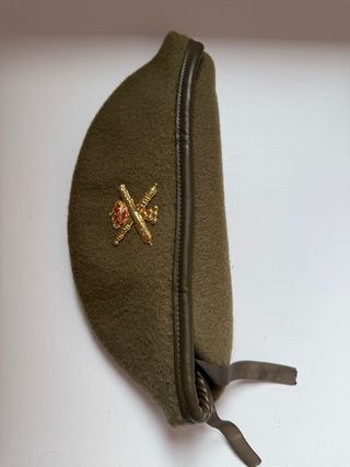 Boina verde militar con emblema dorado