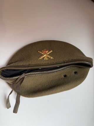 Boina verde militar con emblema dorado