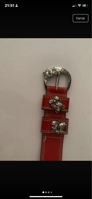 Cinturón rojo con adornos plateados