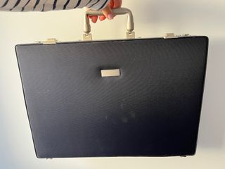 Maletín negro con ruedas