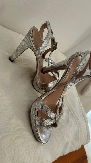 Zapatos de tacón plateados para novia