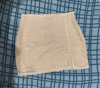 Falda corta beige con lentejuelas