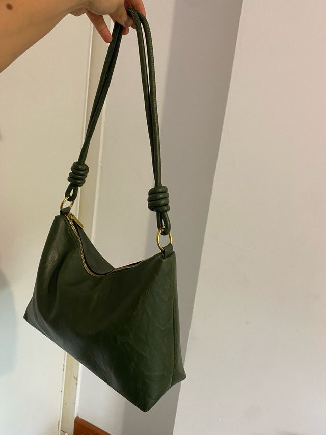 Bolso verde olivo con detalles dorados y nudo deco