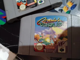 Nintendo 64 con Donkey Kong 64 e un altro gioco