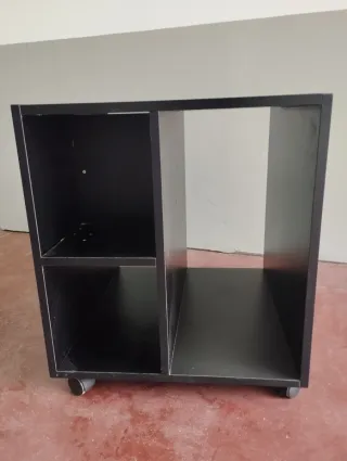 Mueble de madera negro con ruedas