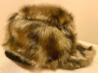Gorra pelo sintético marrón y negro