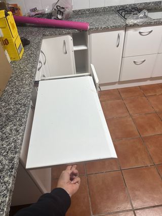 Muebles de cocina blancos y marrones