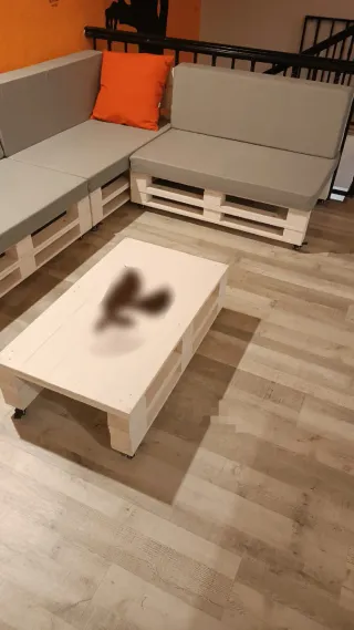 Sofá modular y mesa de palets gris y blanco