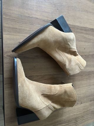 Botines de ante, beige, tacón negro.