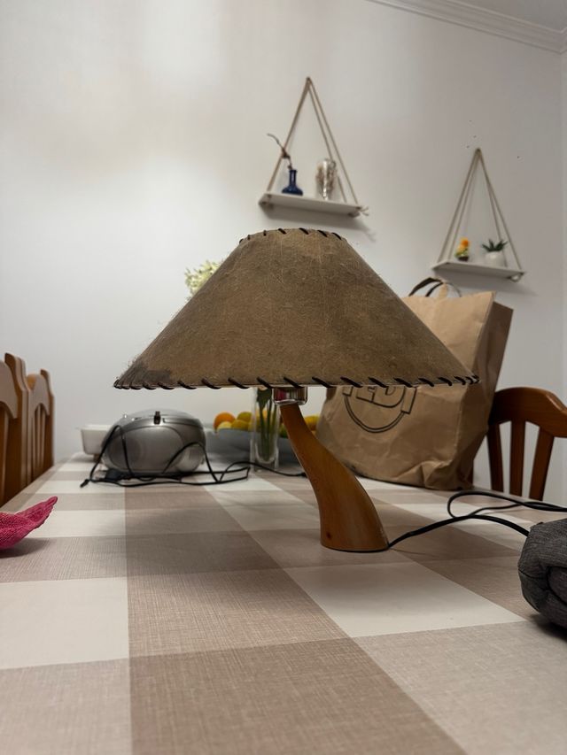 Lámpara de mesa vintage madera y tela