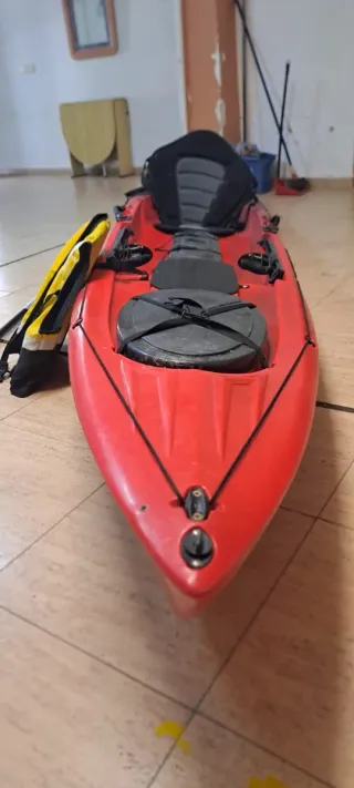 Kayak de pesca rojo y negro