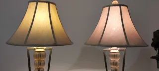 Lámparas de mesa beige y doradas