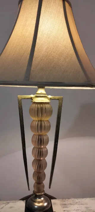 Lámparas de mesa beige y doradas