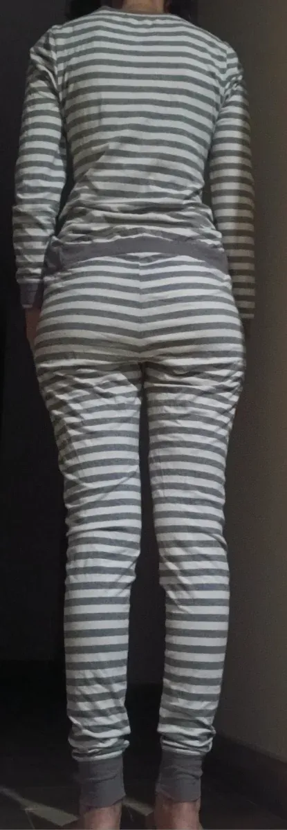 Pijama rayas gris y blanco