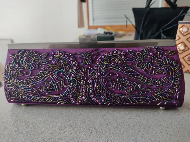 Bolso de fiesta morado con pedrería