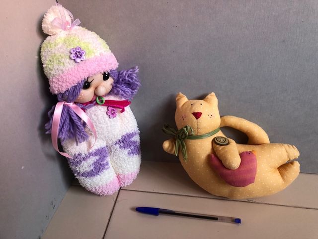 Peluche Gatito dormilón y Muñeca Tela