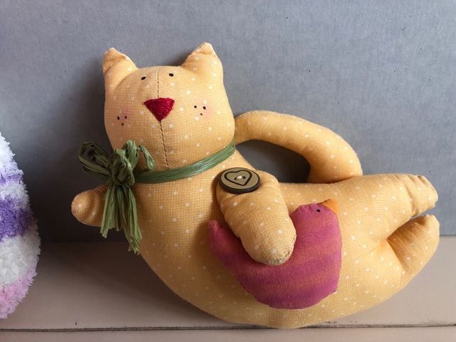 Peluche Gatito dormilón y Muñeca Tela