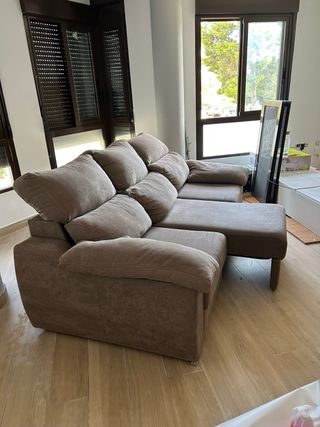 Sofá de tela beige y marrón