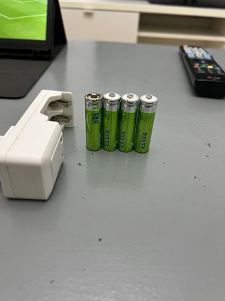 Cargador y pilas recargables AA