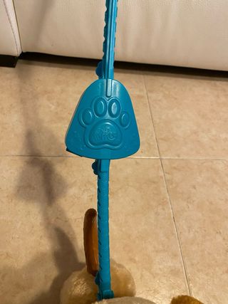 Perro interactivo con correa