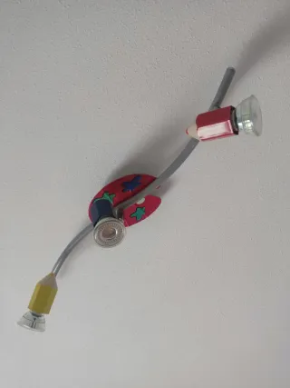 Lámpara infantil con diseño de lápices