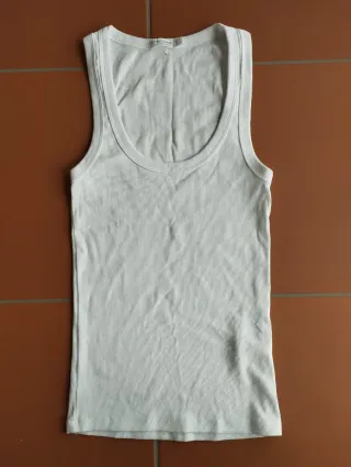 Camiseta sin mangas blanca básica