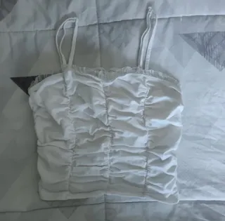 top bianco con bretelle