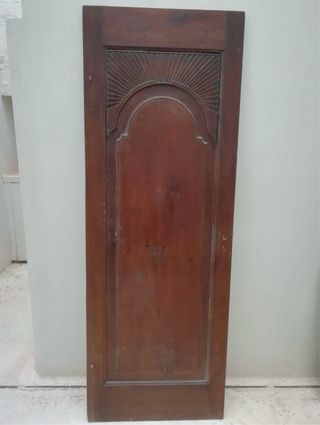 Puerta de roble tallada