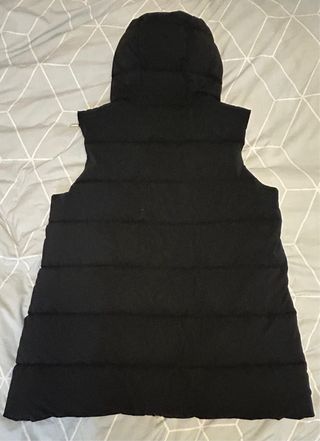 Chaleco acolchado negro con capucha