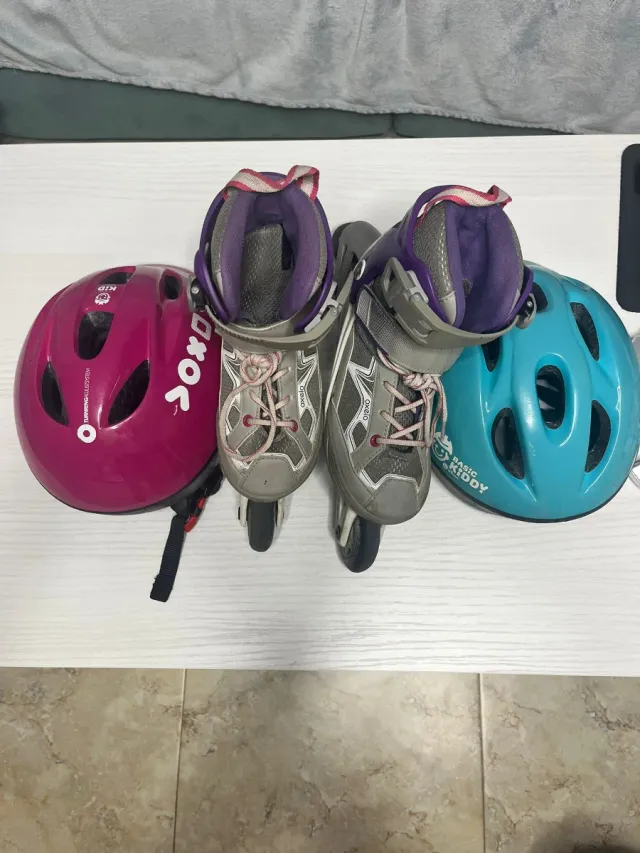 bolsa de patines rosa con patines y cascos