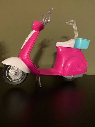 Motocicletta Vespa Barbie rosa e bianca