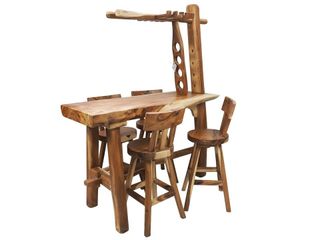 Barra de madera rústica con taburetes