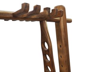 Barra de madera rústica con taburetes