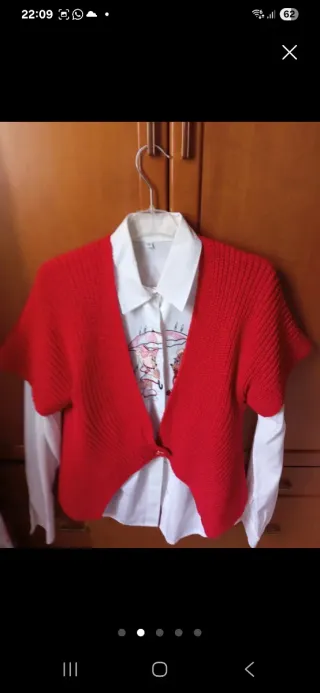 Chaleco rojo y blusa blanca