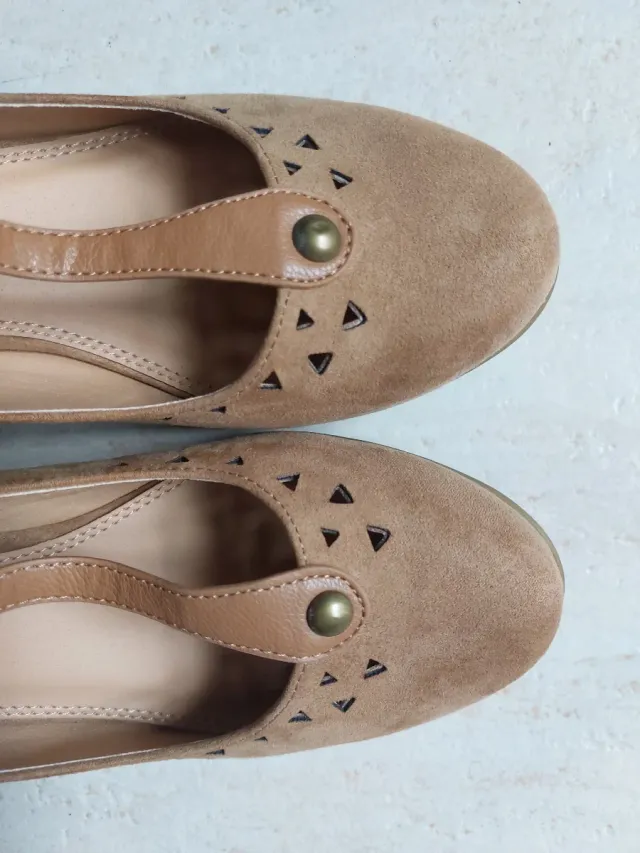 Zapatos beige con cierre en hebilla