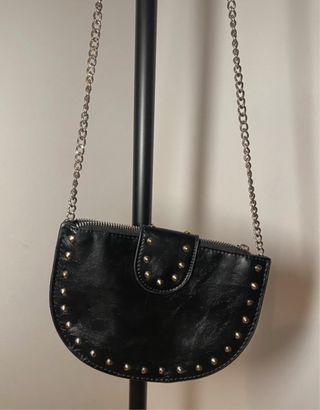 Bolso negro con tachuelas plateadas