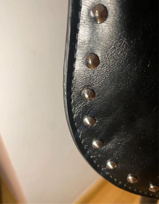Bolso negro con tachuelas plateadas