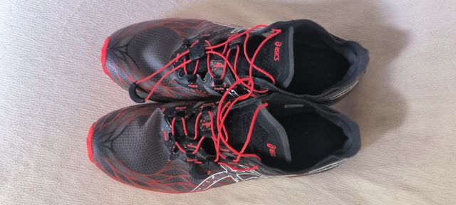 Zapatillas ASICS Negras y Rojas