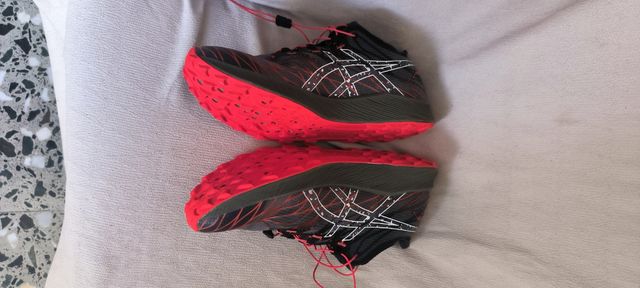 Zapatillas ASICS Negras y Rojas