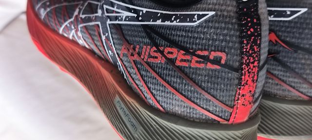 Zapatillas ASICS Negras y Rojas