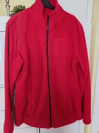 Chaqueta polar roja con cremallera