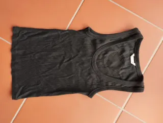 Camiseta sin mangas negra acanalada
