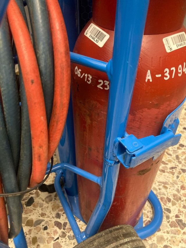 En Pamplona.Botellas de soldadura oxiacetilenica