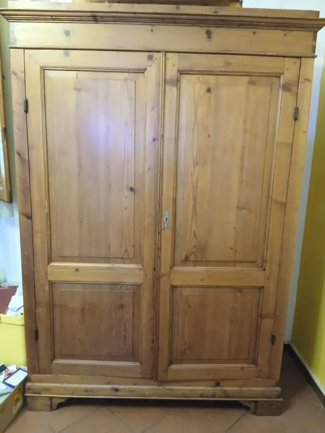 Armadio in legno restaurato