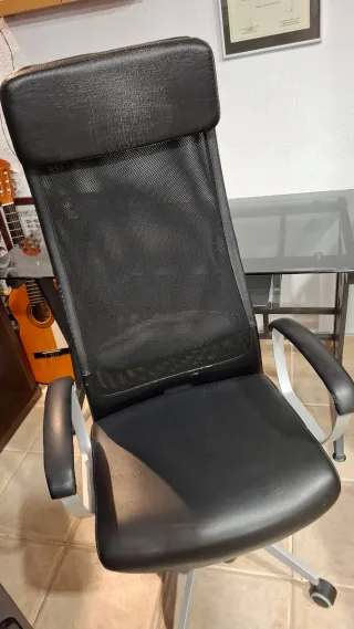 Conjunto de Mesa de estudio con cristal, y Sillón.