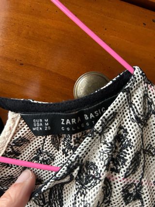 Top Zara sin mangas encaje negro y beige