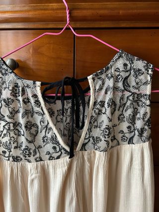 Top Zara sin mangas encaje negro y beige