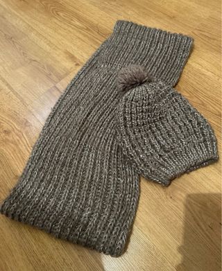 Gorro y bufanda de punto marrón y plateado